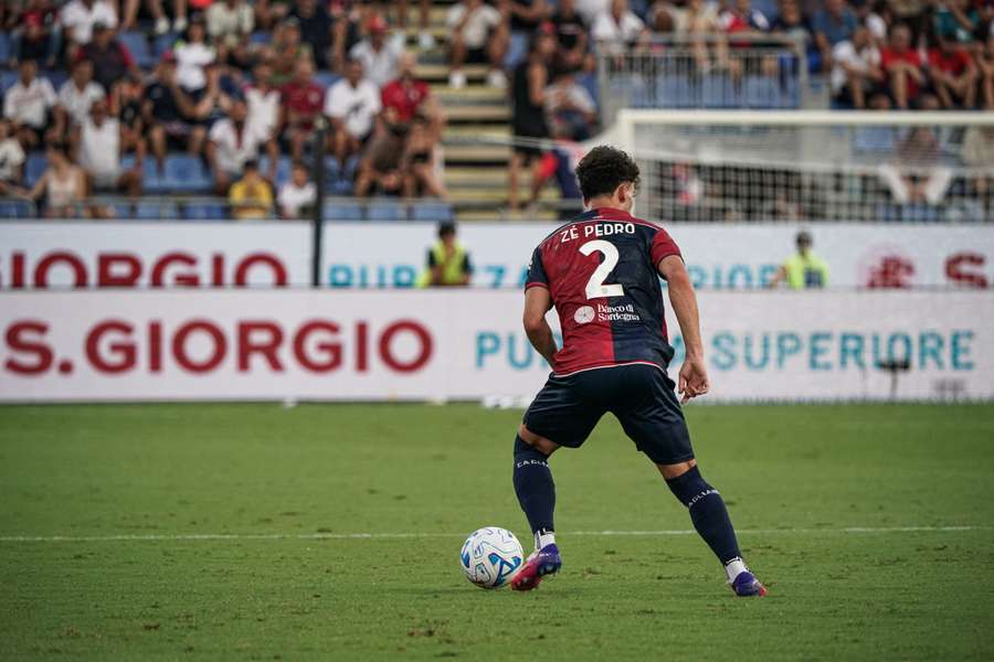 Zé Pedro em ação pelo Cagliari Zé Pedro em ação pelo Cagliari