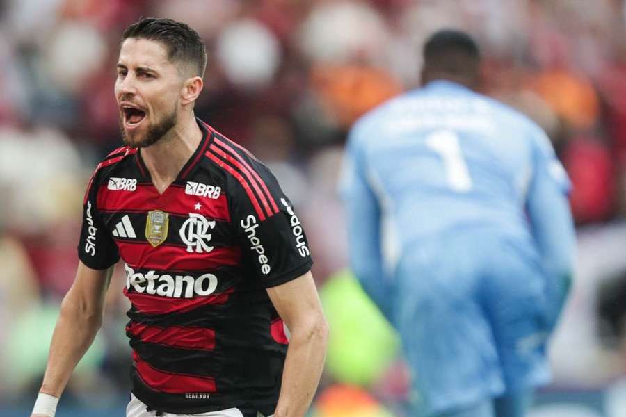 Jorginho, de pênalti, fez um dos gols da vitória do Flamengo na partida