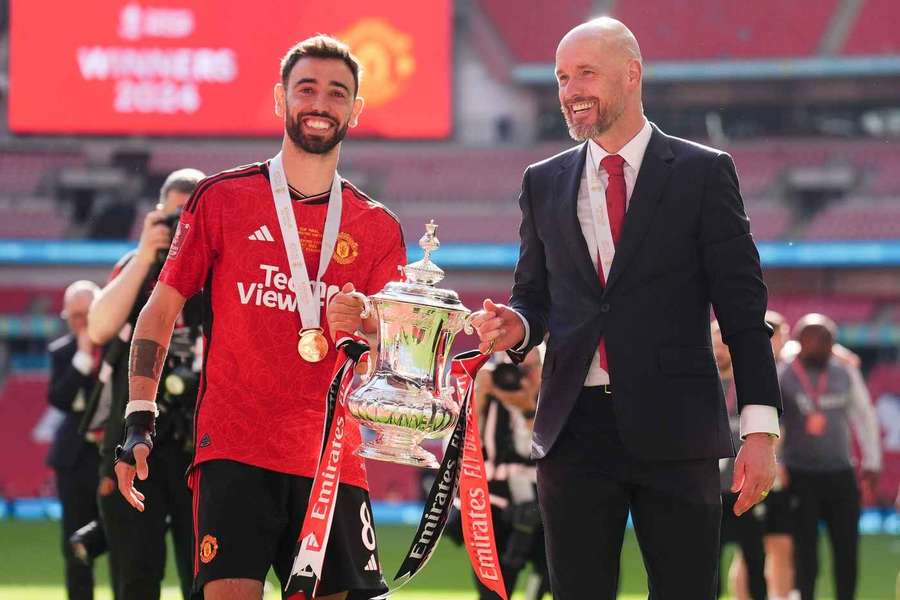 Erik ten Hag sărbătorește alături de căpitanul Bruno Fernandes câștigarea FA Cup, ultimul său trofeu cucerit alături de Man United