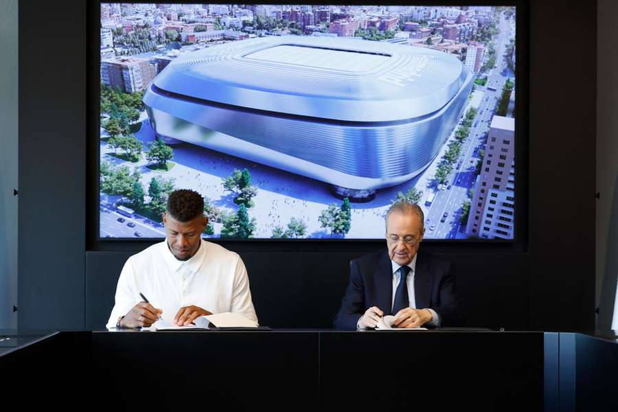 Edy Tavares, junto a Florentino Pérez, en la firma de su renovación.