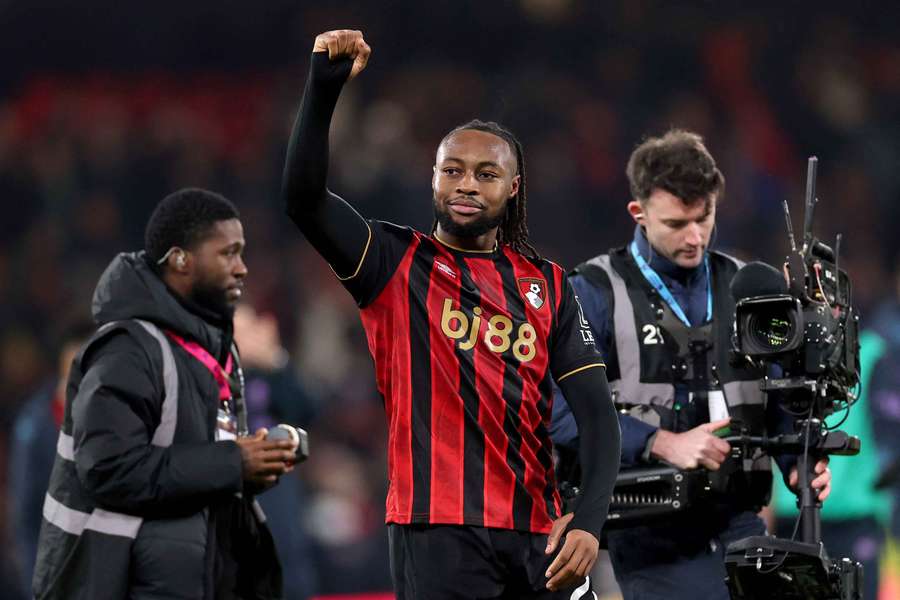 Antoine Semenyo salue les supporters de Bournemouth Antoine Semenyo salue les supporters de Bournemouth