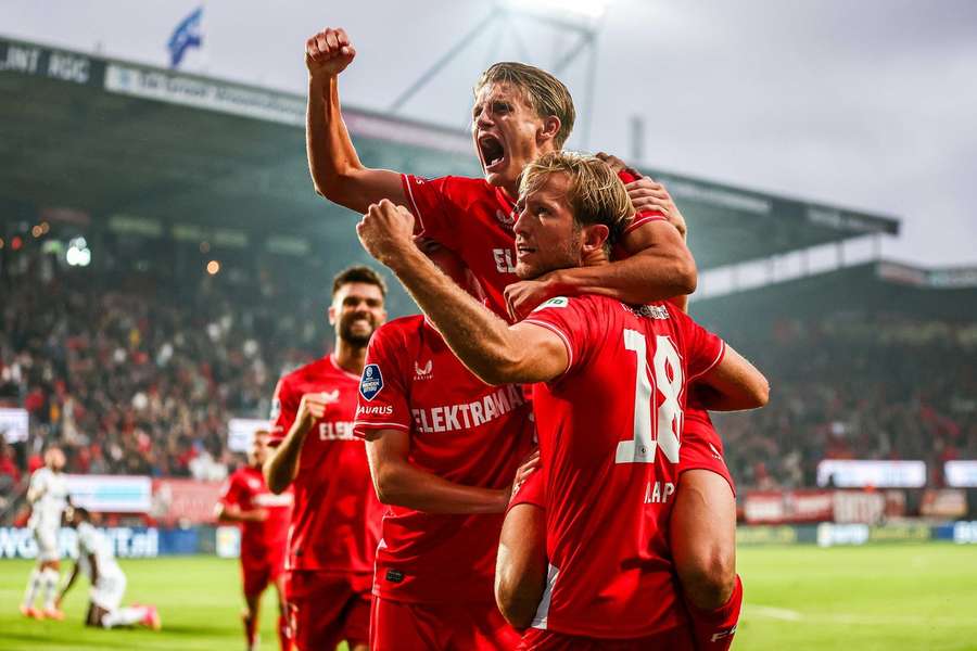 Sem Steijn viert zijn goal van teamgenoot Michel Vlap na de 1-0