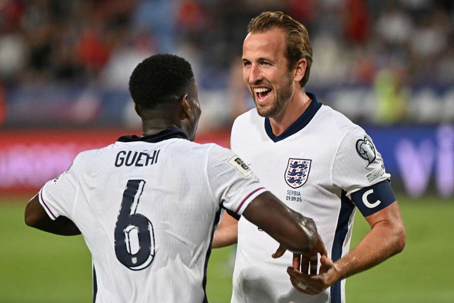 Harry Kane abriu o placar contra a Sérvia com uma cabeçada precisa