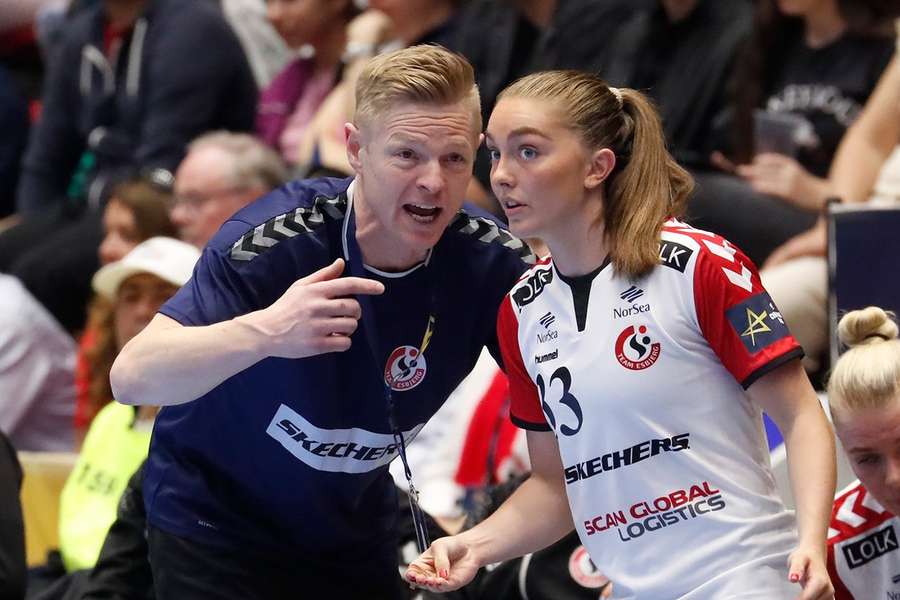 Jesper Jensen instruerer Julie Bøe Jacobsen under en tidligere kamp