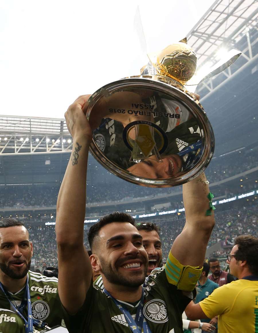 Bruno Henrique ergueu a taça do Brasileirão 2018 como capitão do Palmeiras Bruno Henrique ergueu a taça do Brasileirão 2018 como capitão do Palmeiras
