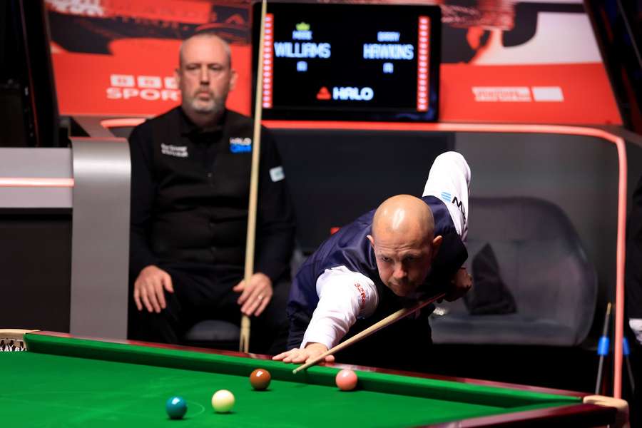 Barry Hawkins (am Tisch) dominierte die Session gegen Mark Williams (hinten).