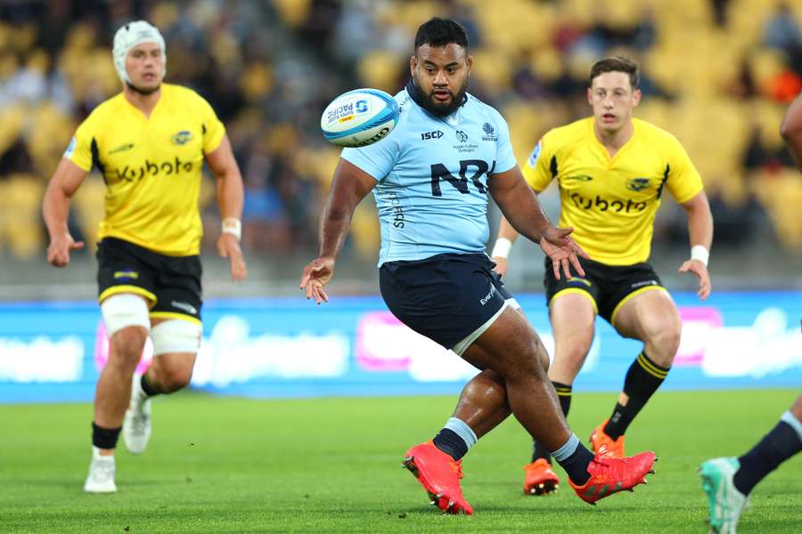 Taniela Tupou passes the ball during the NSW Waratahs' 2025 Super Rugby match against the Hurricanes.