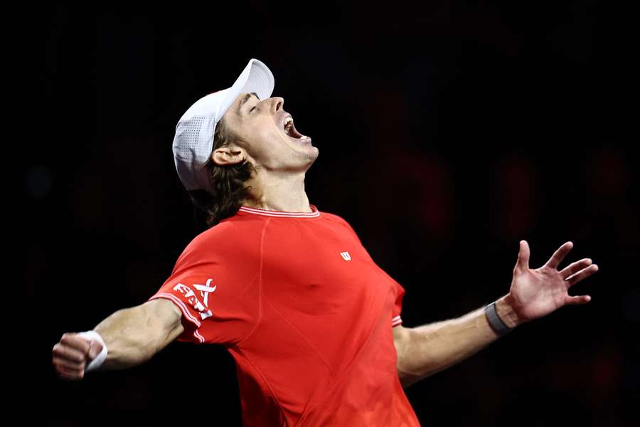 De Minaur celebrates De Minaur celebrates