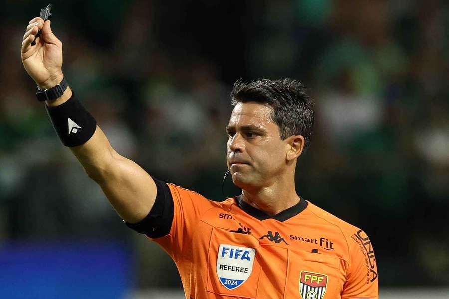 O São Paulo não se conformou com a decisão do árbitro Flavio Rodrigues de Souza