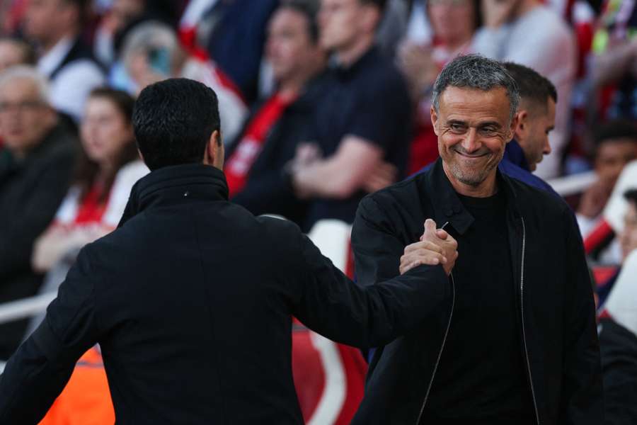 Luis Enrique (D) saluda a Mikel Arteta (I)