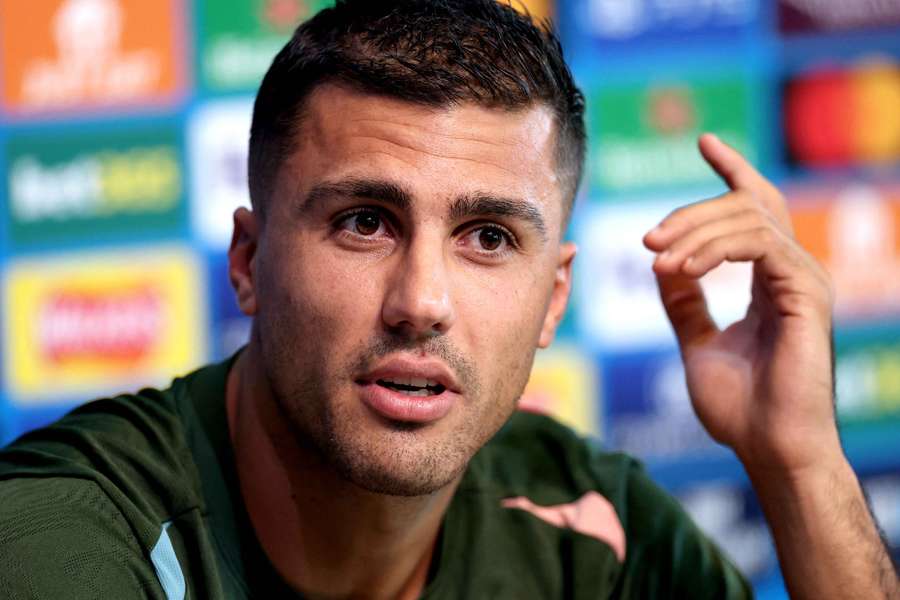 Rodri, do Manchester City, durante uma conferência de imprensa