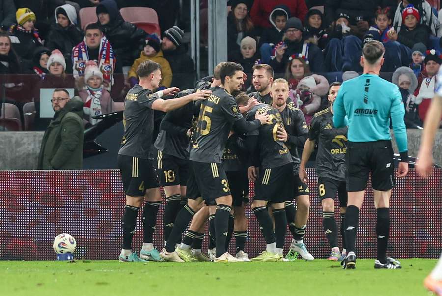 Lider i wicelider Ekstraklasy zagrają z drużynami środka tabeli w 17. kolejce rozgrywek Lider i wicelider Ekstraklasy zagrają z drużynami środka tabeli w 17. kolejce rozgrywek