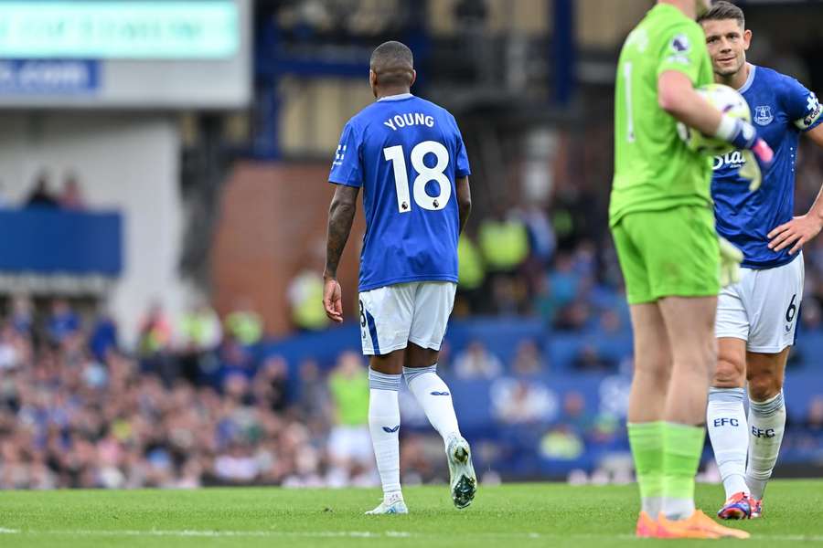 Ashley Young ao serviço do Everton