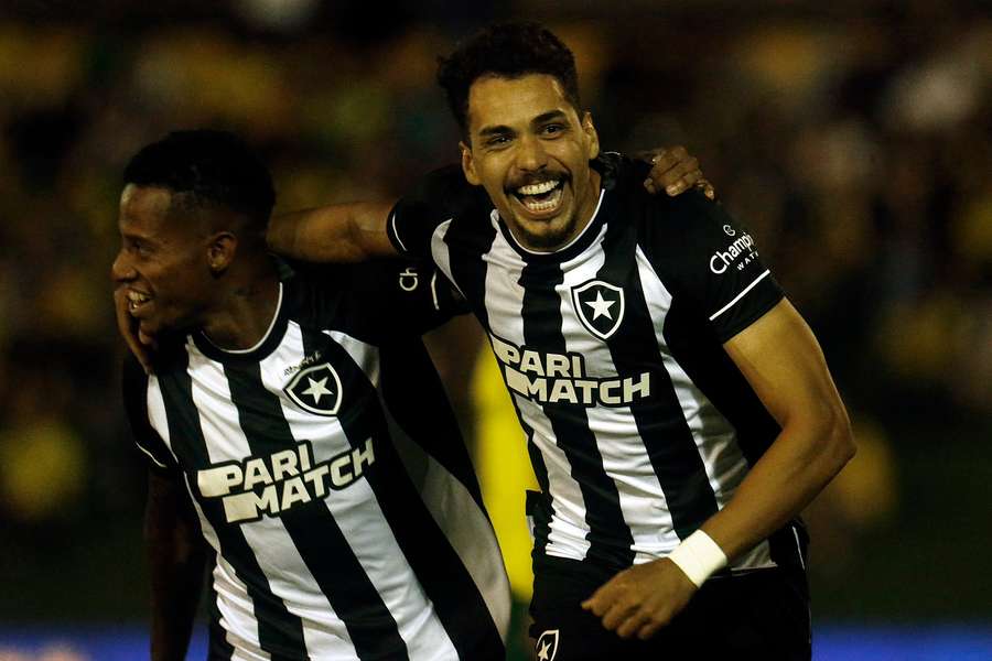 Carlos Eduardo fez os dois gols da vitória do Fogão