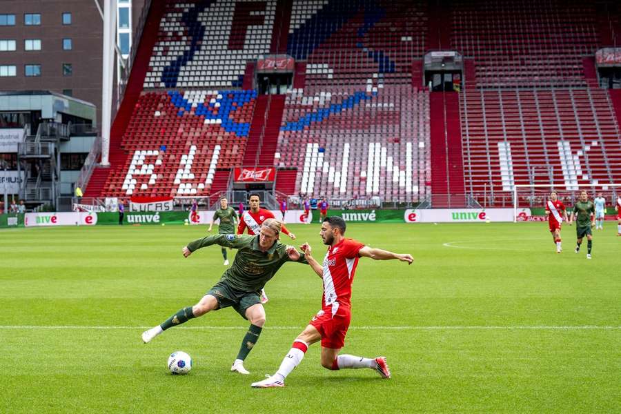 Go Ahead Eagles' Soren Tengstedt battles Nikolas Panayiotou of FC Utrecht in an empty Stadion Galgenwaard