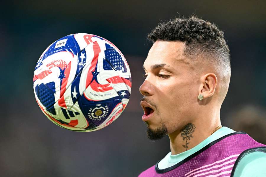 Paulinho durante aquecimento no Mundial de Clubes da FIFA