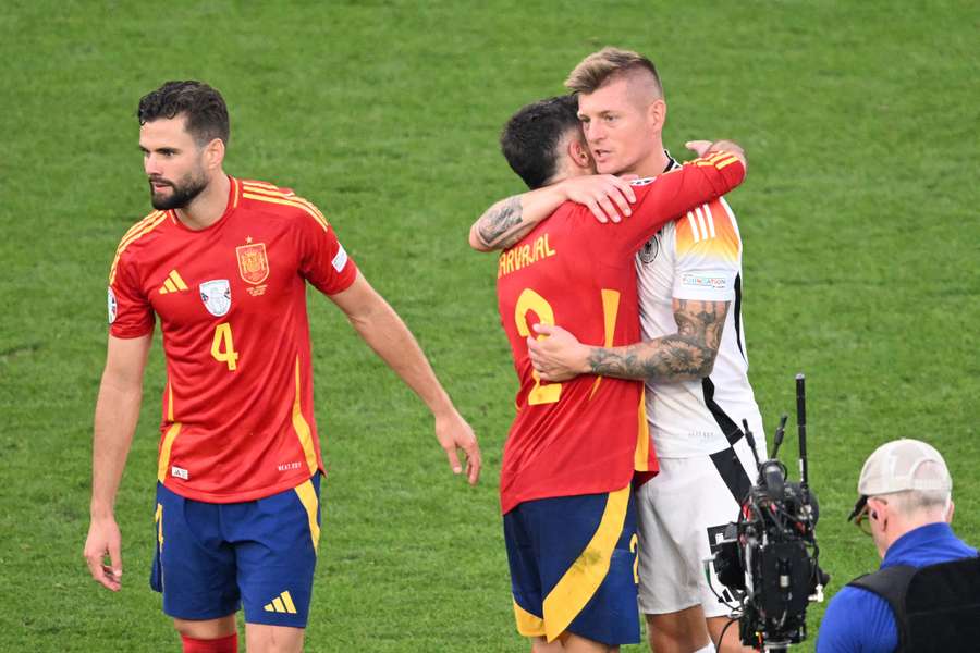 Toni Kroos se abraza con Dani Carvajal, en presencia de Nacho durante el Alemania-España