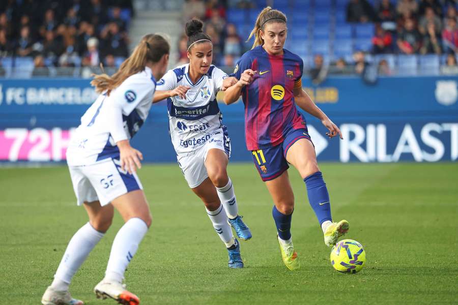 Alexia Putellas conduce el balón