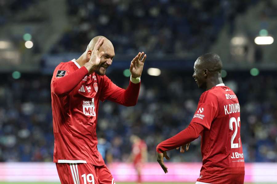 Le milieu de terrain brestois Kamory Doumbia célèbre avec Ludovic Ajorque lors du match de Ligue 1 entre Le Havre et le Stade Brestois au Stade Océane, le 5 septembre 2026. Le milieu de terrain brestois Kamory Doumbia célèbre avec Ludovic Ajorque lors du match de Ligue 1 entre Le Havre et le Stade Brestois au Stade Océane, le 5 septembre 2026.