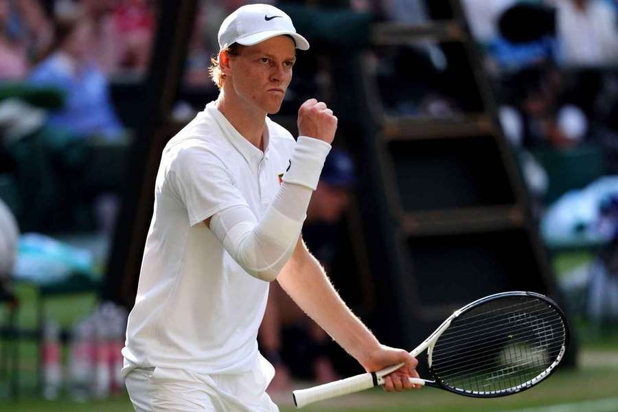 Sinner oslavuje svoj prvý triumf na Wimbledone.