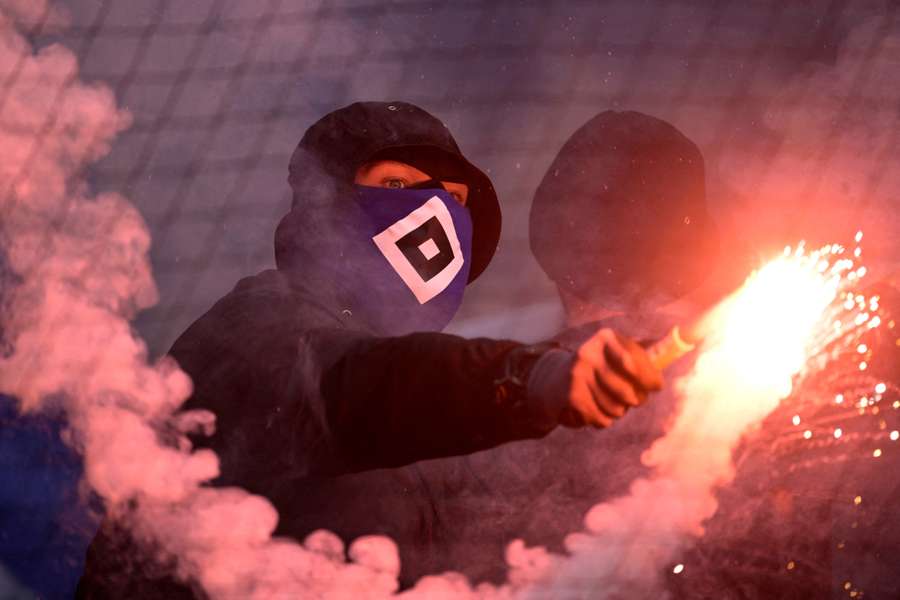 HSV-Fans zündeten Pyrotechnik und warfen sie in die Nachbarblöcke