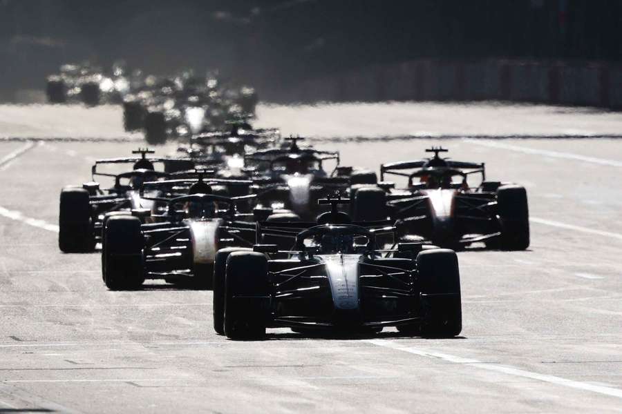George Russell z Mercedesa w akcji podczas wyścigu w Baku George Russell z Mercedesa w akcji podczas wyścigu w Baku