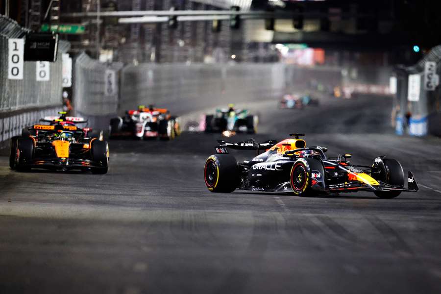 Lando Norris im McLaren hinter Max Verstappen in seinem weltmeisterlichen Red Bull.