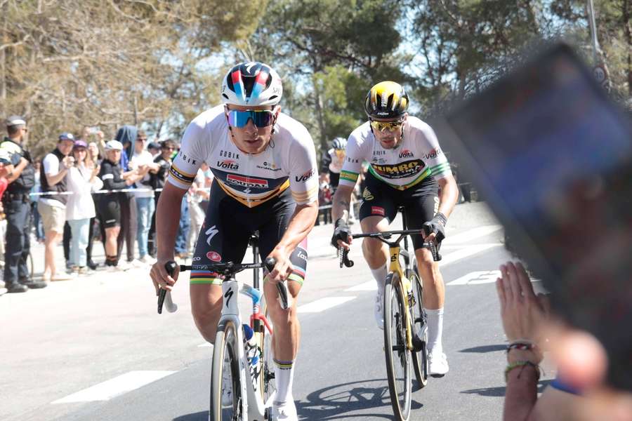 Remco Evenepoel en Primoz Roglic in actie tijdens de Volta a Catalunya op 26 maart