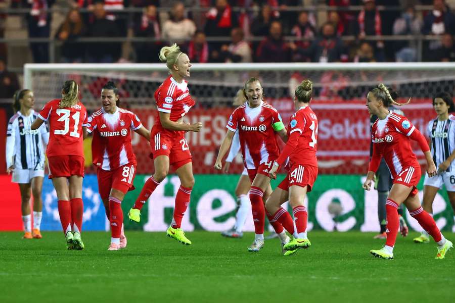 Bayern-Frauen bejubeln Last-Minute-Sieg.