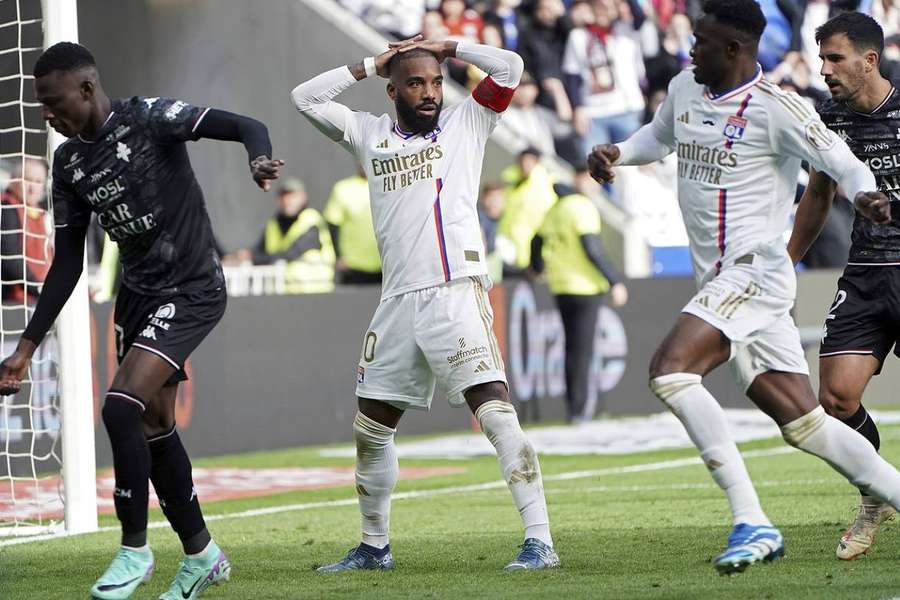 Lacazette a eu une belle opportunité à la 50ᵉ minute, mais n'a pas réussi à la mettre au fond. 