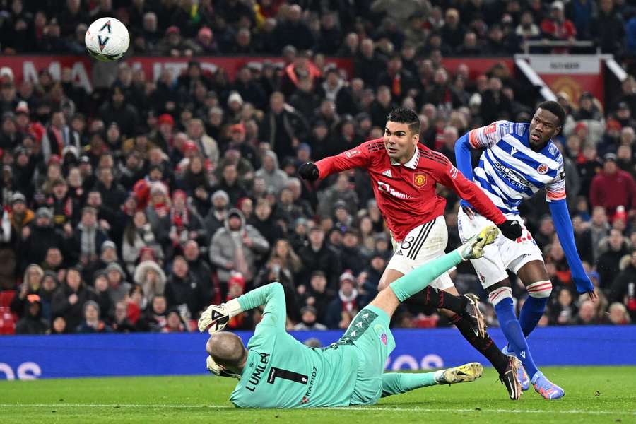 Casemiro lobber køligt bolden over den fremstormende Reading-keeper