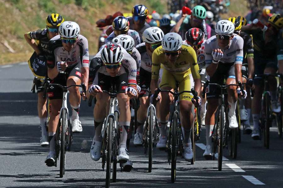 UAE Team Emirates-XRG um Star Tadej Pogacar (in gelb).