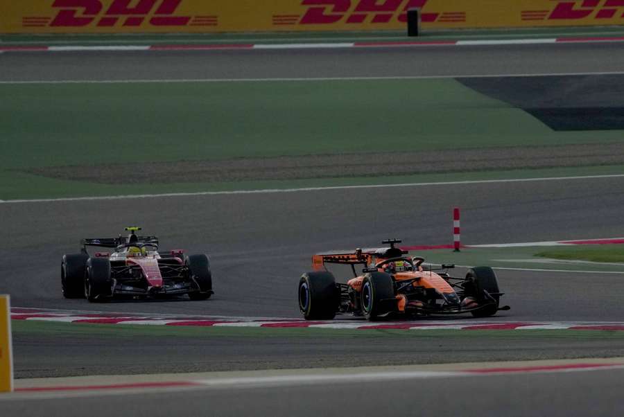 McLaren consideră că Ferrari şi Mercedes sunt cu un pas înainte la startul sezonului McLaren consideră că Ferrari şi Mercedes sunt cu un pas înainte la startul sezonului