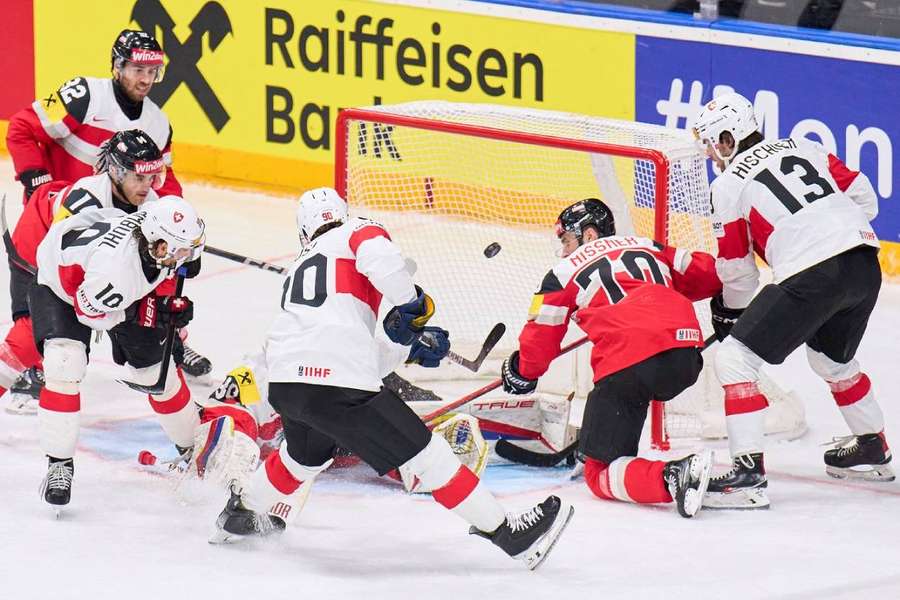 Švýcaři (v bílém) ve třech na brankovišti, Josi střílí gól. Typický obrázek pro přesilovku příštího českého soupeře.