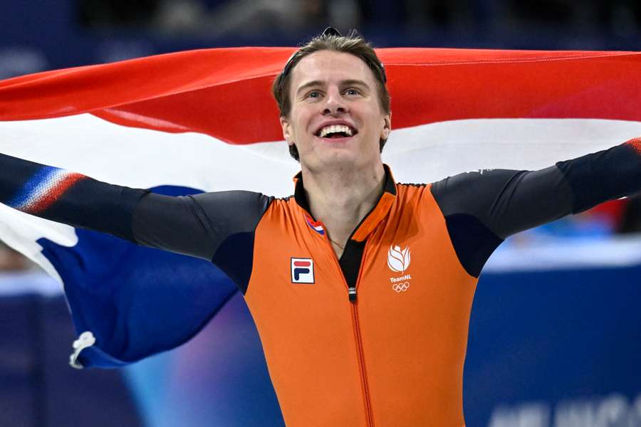 Jens van 't Wout celebra a conquista do ouro nos 1500m