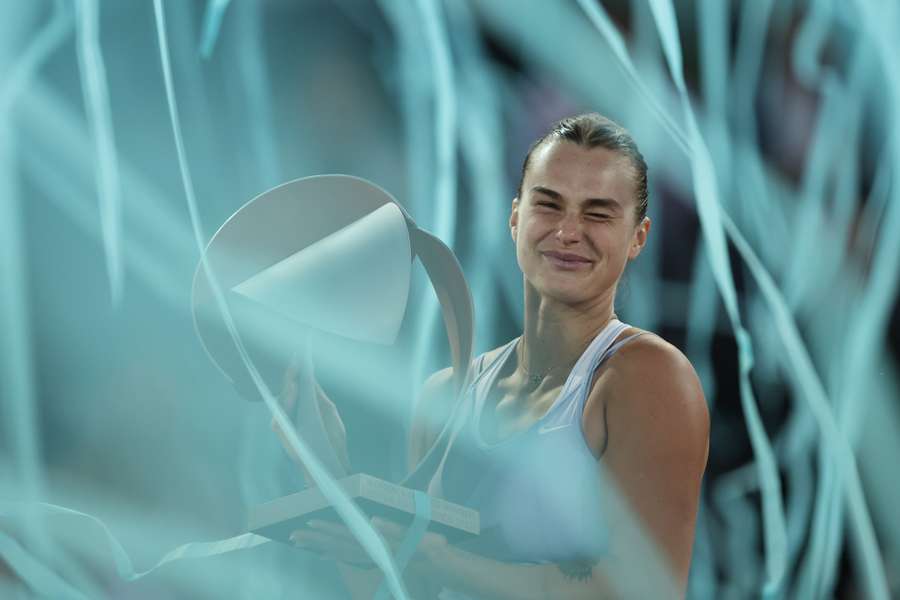 Aryna Sabalenka posa con el trofeo de ganadora