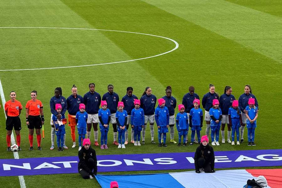 Jogadoras de França na altura do hino nacional