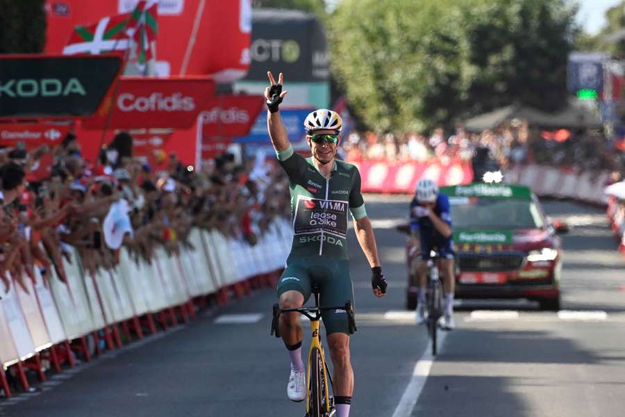 Wout van Aert behaalt derde ritzege in de Ronde van Spanje en laat dat duidelijk blijken