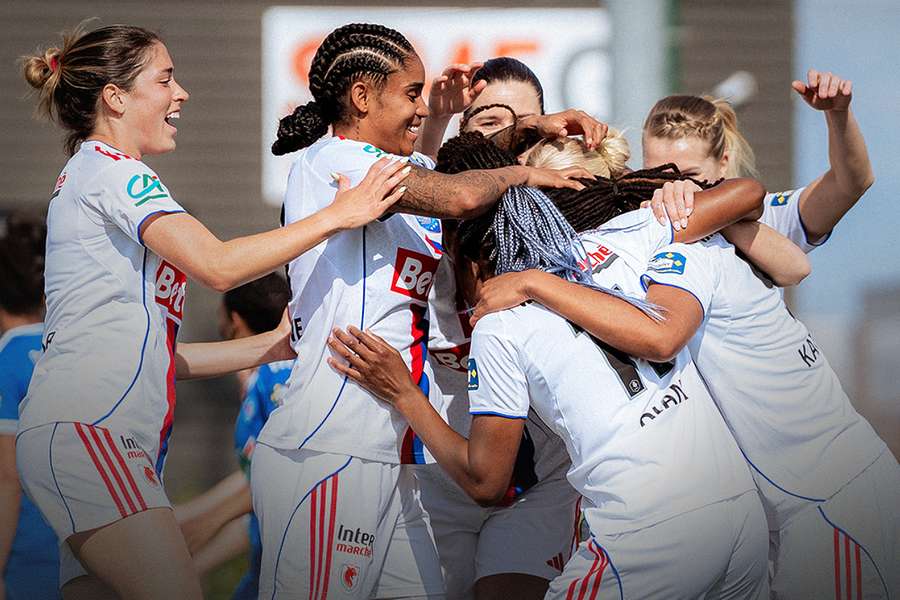 Les joueuses de l'OL Lyonnes célébrant leur victoire face à Strasbourg