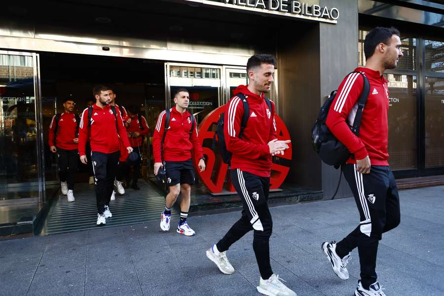 Os jogadores de Osasuna deixam o hotel em Bilbao