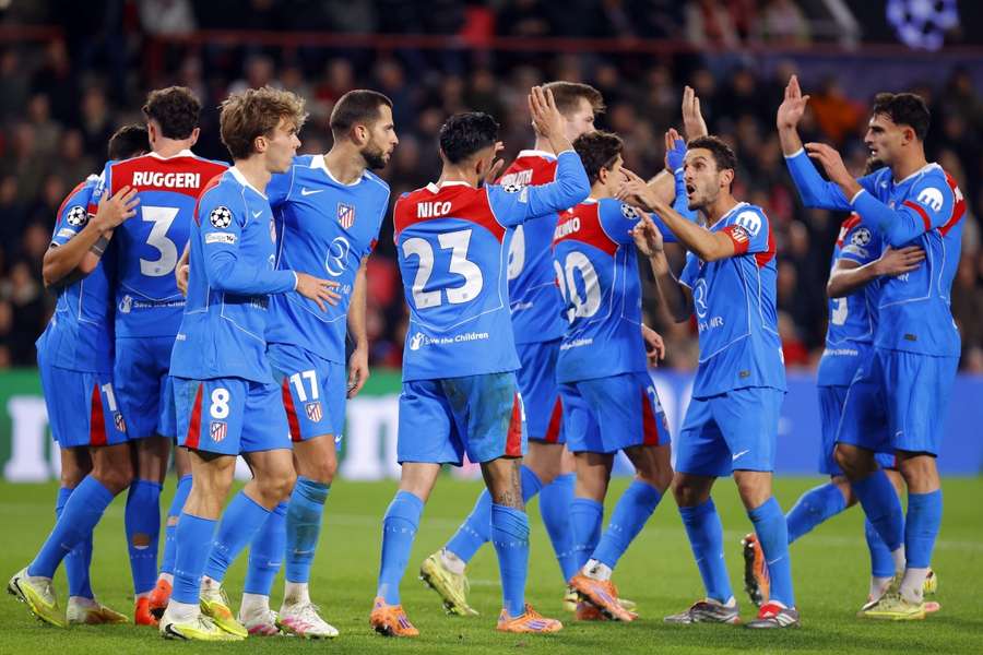 Los jugadores del Atleti celebran uno de sus goles en Eindhoven Los jugadores del Atleti celebran uno de sus goles en Eindhoven