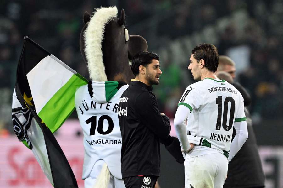 Florian Neuhaus (r.) im Gespräch mit Frankfurts Mo Dahoud (M.)