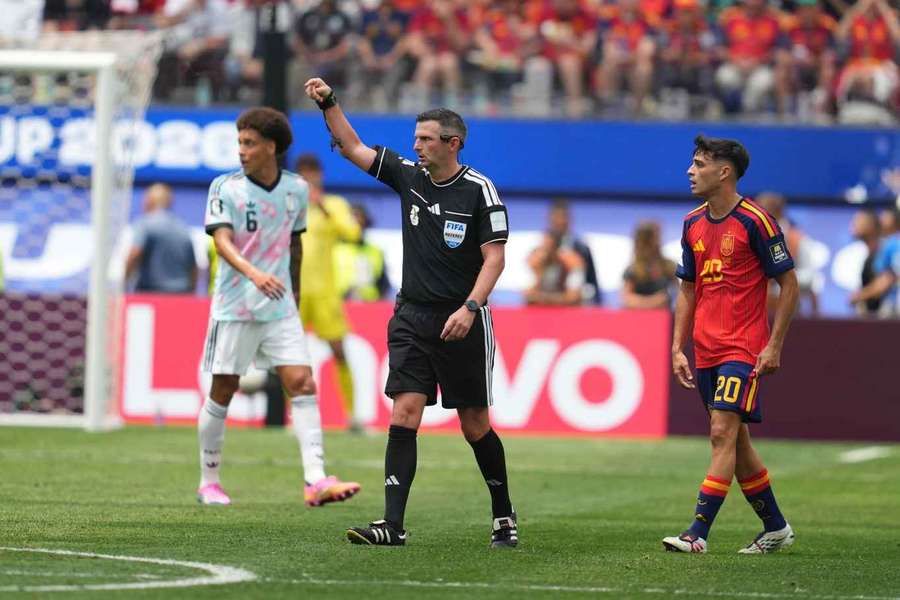 Michael Oliver durante os quartos de final do Mundial entre Espanha e Bélgica