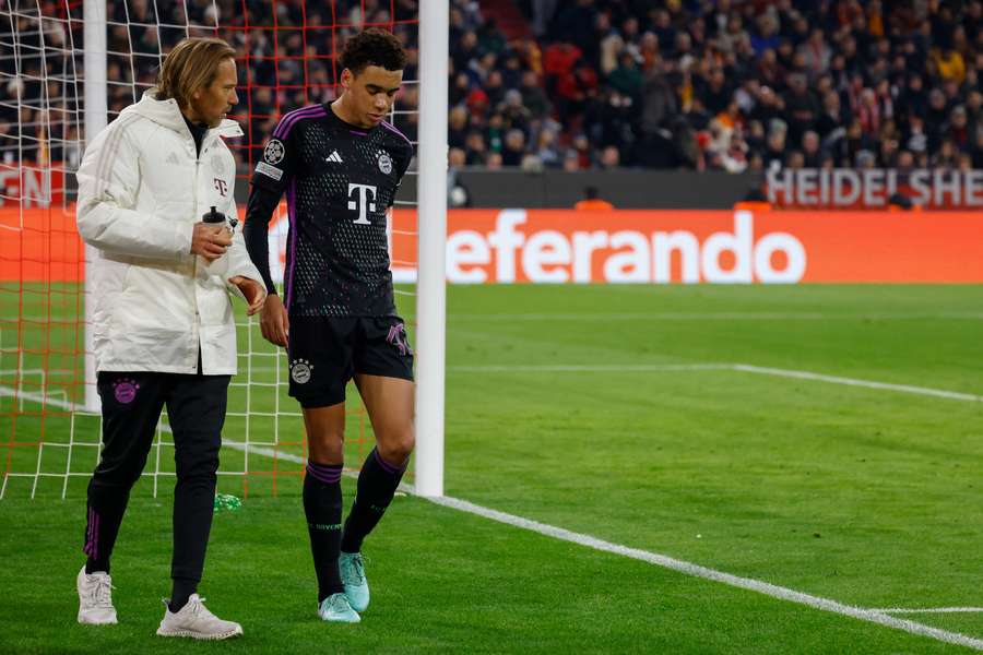 La joya del Bayern Jamal Musiala abandona cojeando el terreno de juego.