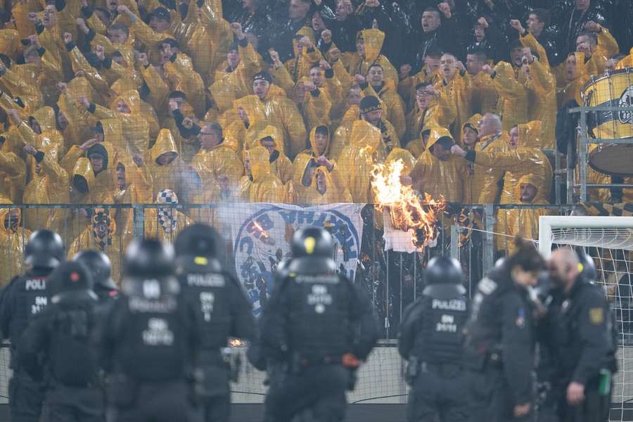 Beim Duell zwischen Dresden und der Hertha kam es zu skandalösen Ausschreitungen