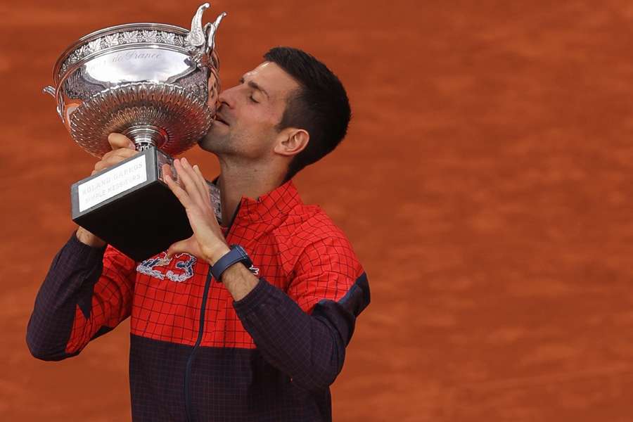 Djokovic festeja su triunfo en París 