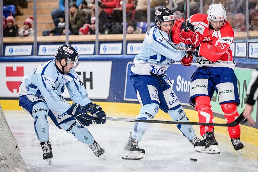 Miloš Kelemen (vpravo) v souboji s obranou Straubingu.