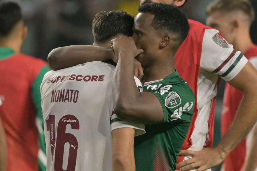 Arias deixa rivalidade de lado e consola ex-companheiro do Fluminense após pênalti perdido
