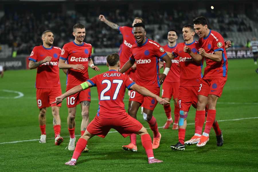 FCSB-iștii sărbătoresc un gol marcat de Olaru FCSB-iștii sărbătoresc un gol marcat de Olaru