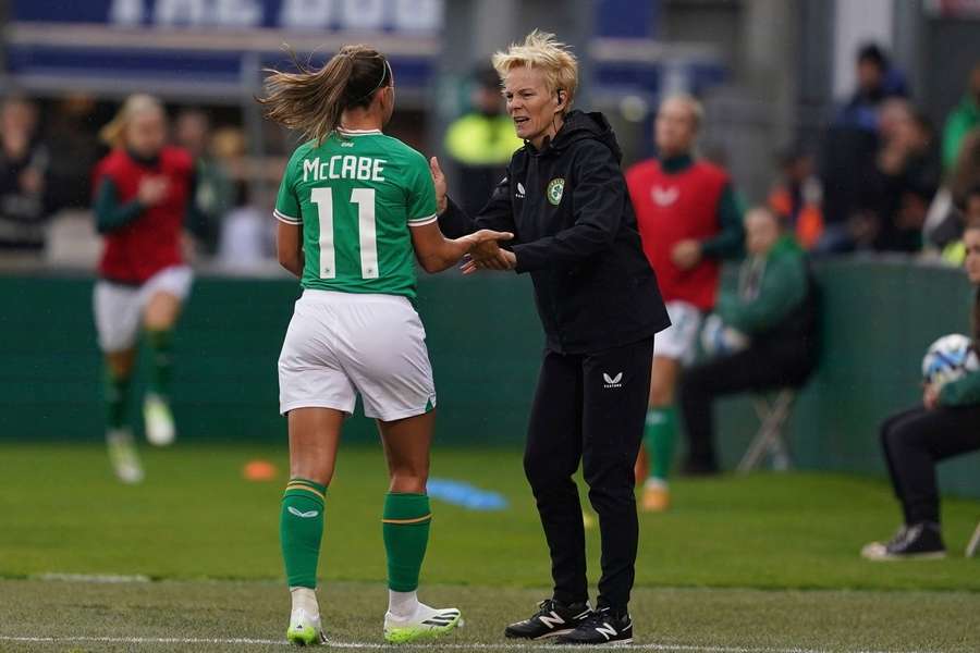 Ierland en Vera Pauw bezorgd over blessure aanvoerster McCabe voor WK